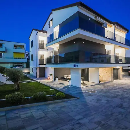 1 Bedroom Lovely In Apartamento Zadar