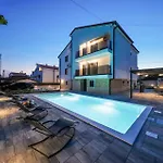 Cozy In With Heated Swimming Pool *